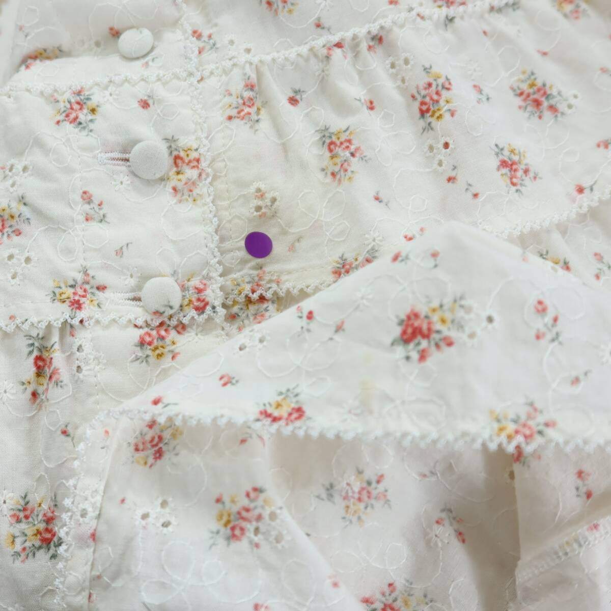 ワンダフルワールド カネコイサオ★豪華!かぶせ段々フリル♪ワンピース 白系 前開き 小花柄&刺繍♪薄手 z20705