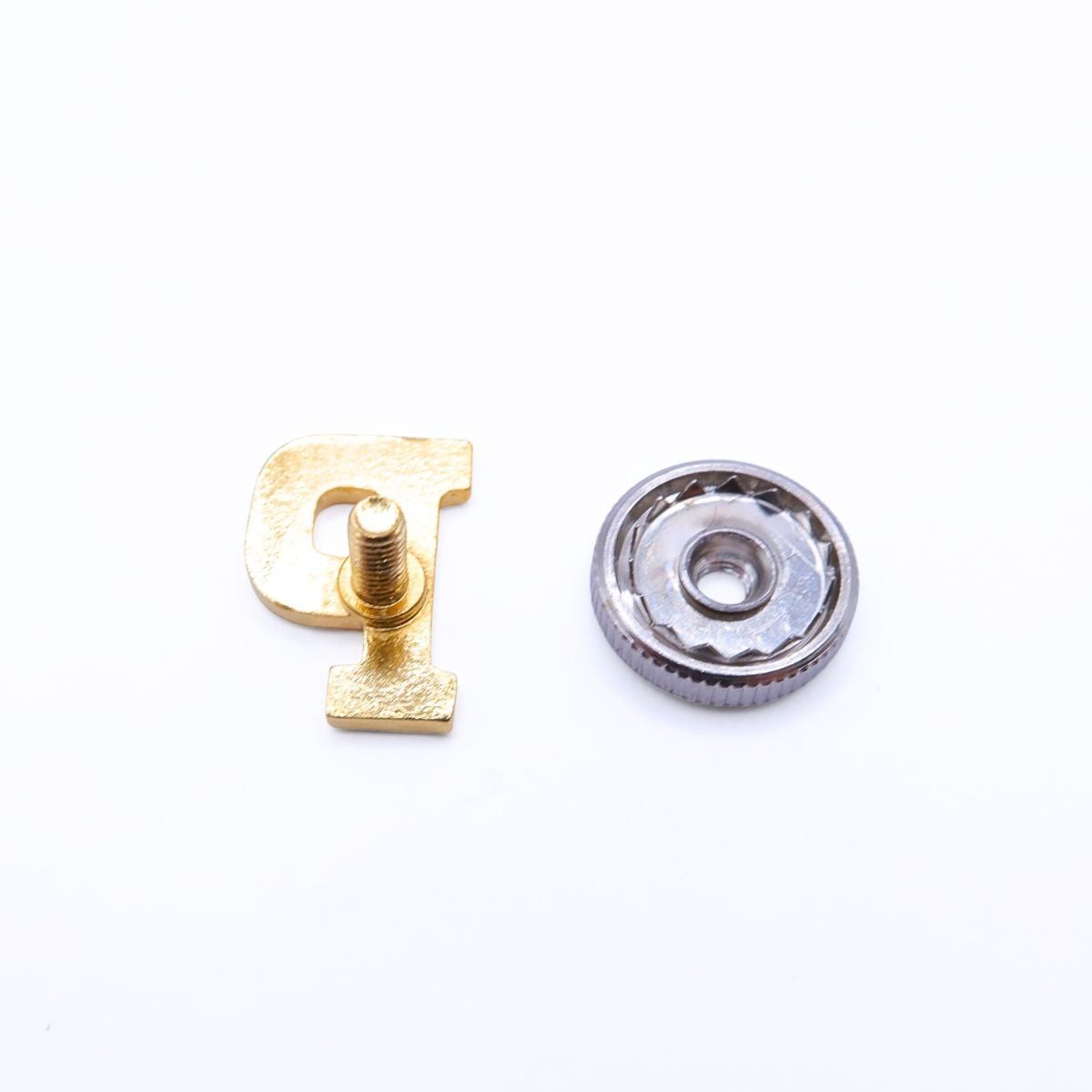 【美品】ピンクハウス?★ Pロゴ ピンズ ラペルピン ゴールドカラー スクリューバック *so175