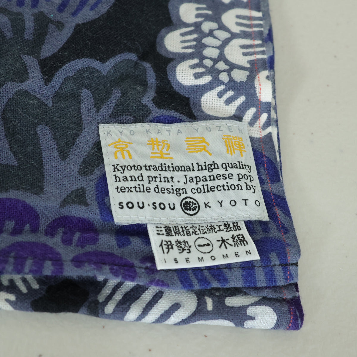 【美品】ソウソウ SOUSOU★伊勢木綿 くびまき 短丈 雲間に菊 黒・グレー系 スカーフ 薄手 so0268