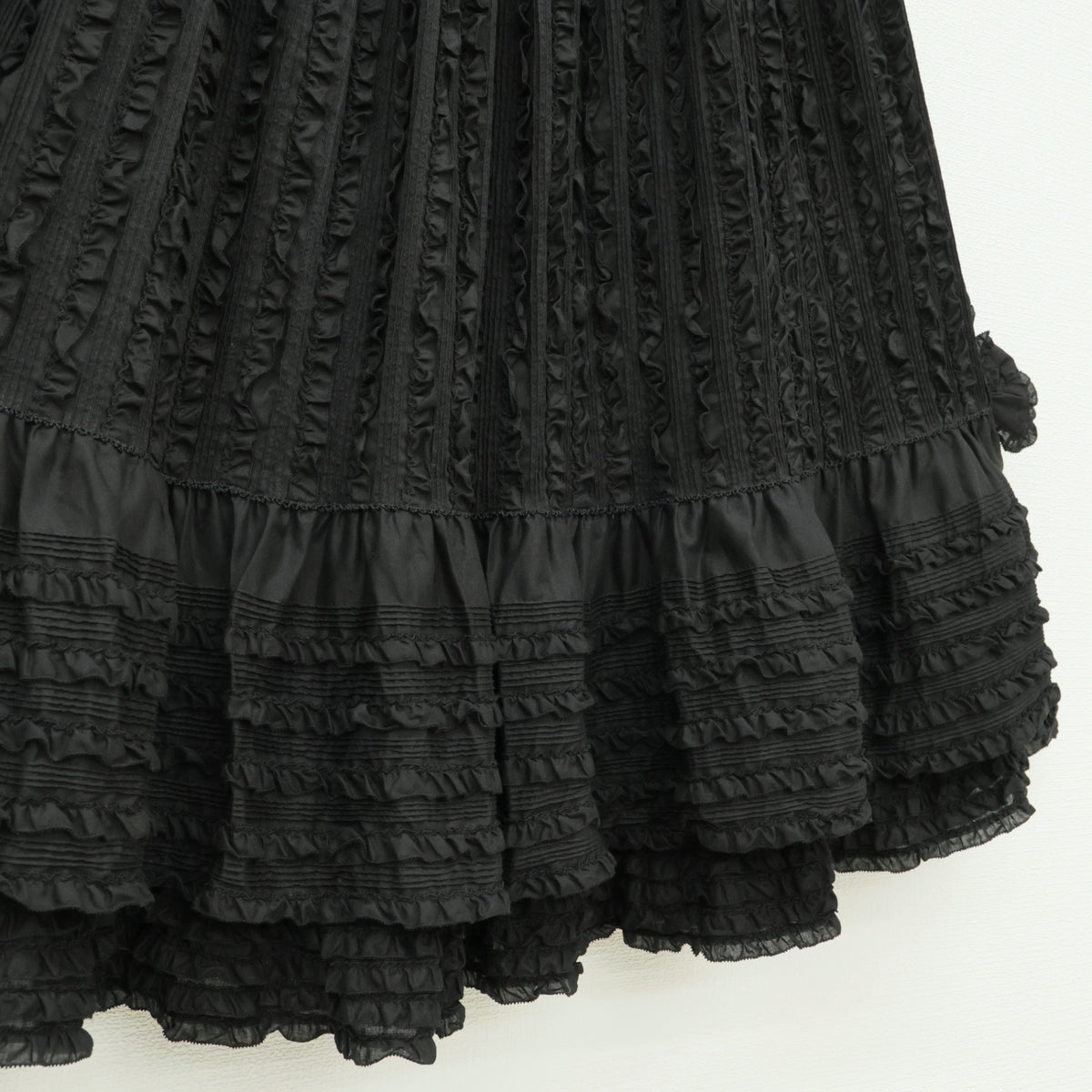 【極美品】ピンクハウス★びっしり縦フリル♪ローンギャザースカート 黒系 裾かぶせ段々&リボン♪z23280