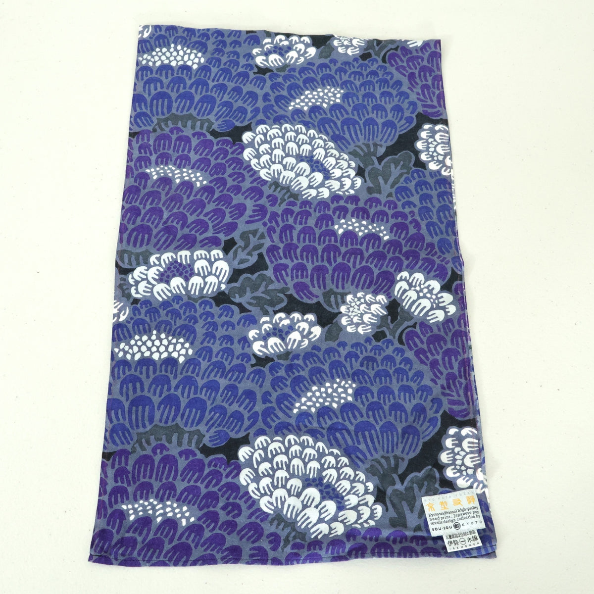 【美品】ソウソウ SOUSOU★伊勢木綿 くびまき 短丈 雲間に菊 黒・グレー系 スカーフ 薄手 so0268