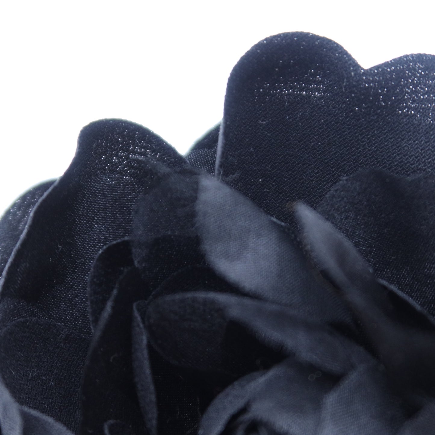 【美品】シックな黒カメリア チュールの花びら コサージュ ブラック系　＊ko108