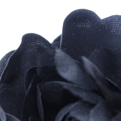 【美品】シックな黒カメリア チュールの花びら コサージュ ブラック系　＊ko108