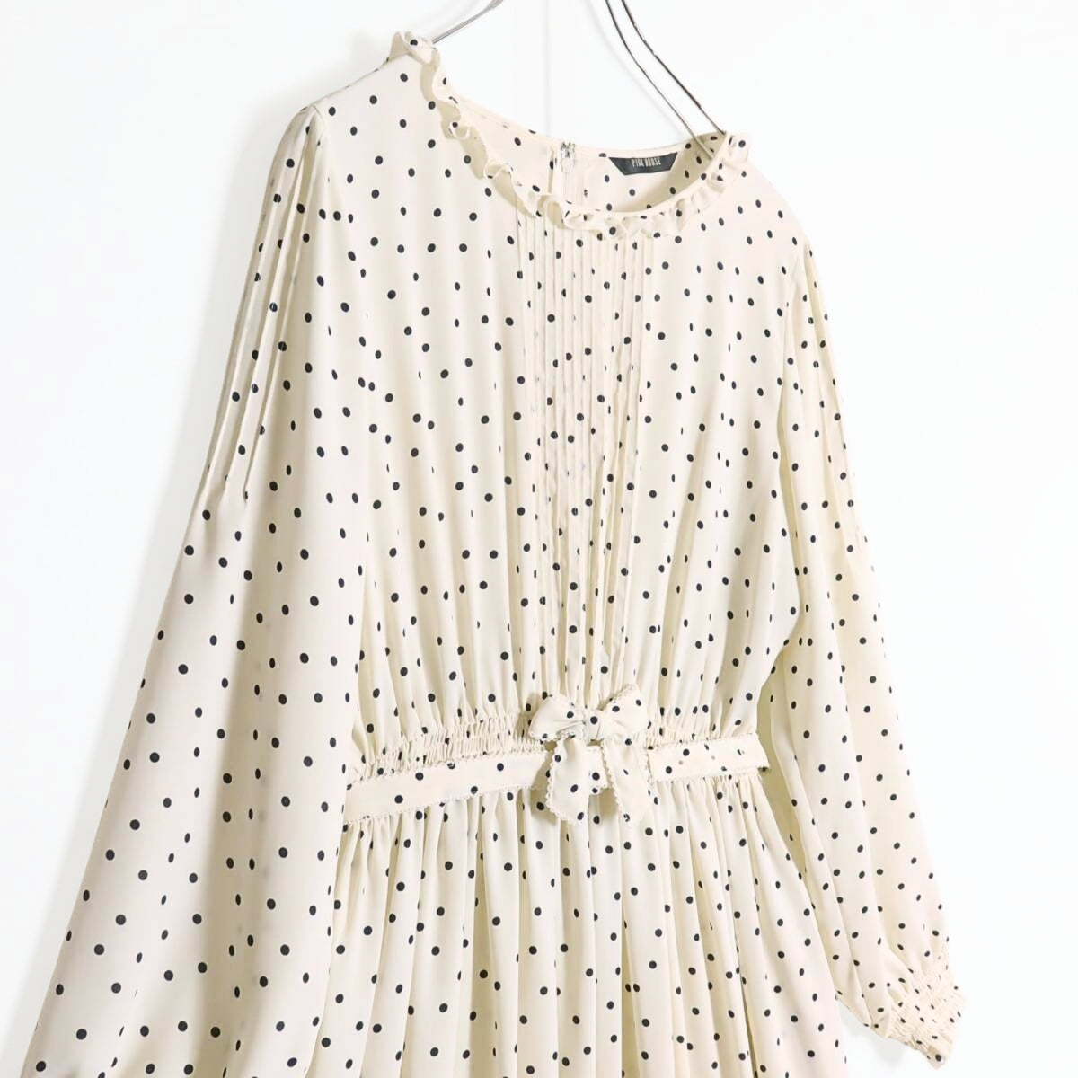 【美品】ピンクハウス★ドット柄ワンピース リボンコサージュ付き♪白系 フリル&ピンタック♪薄手 z16315