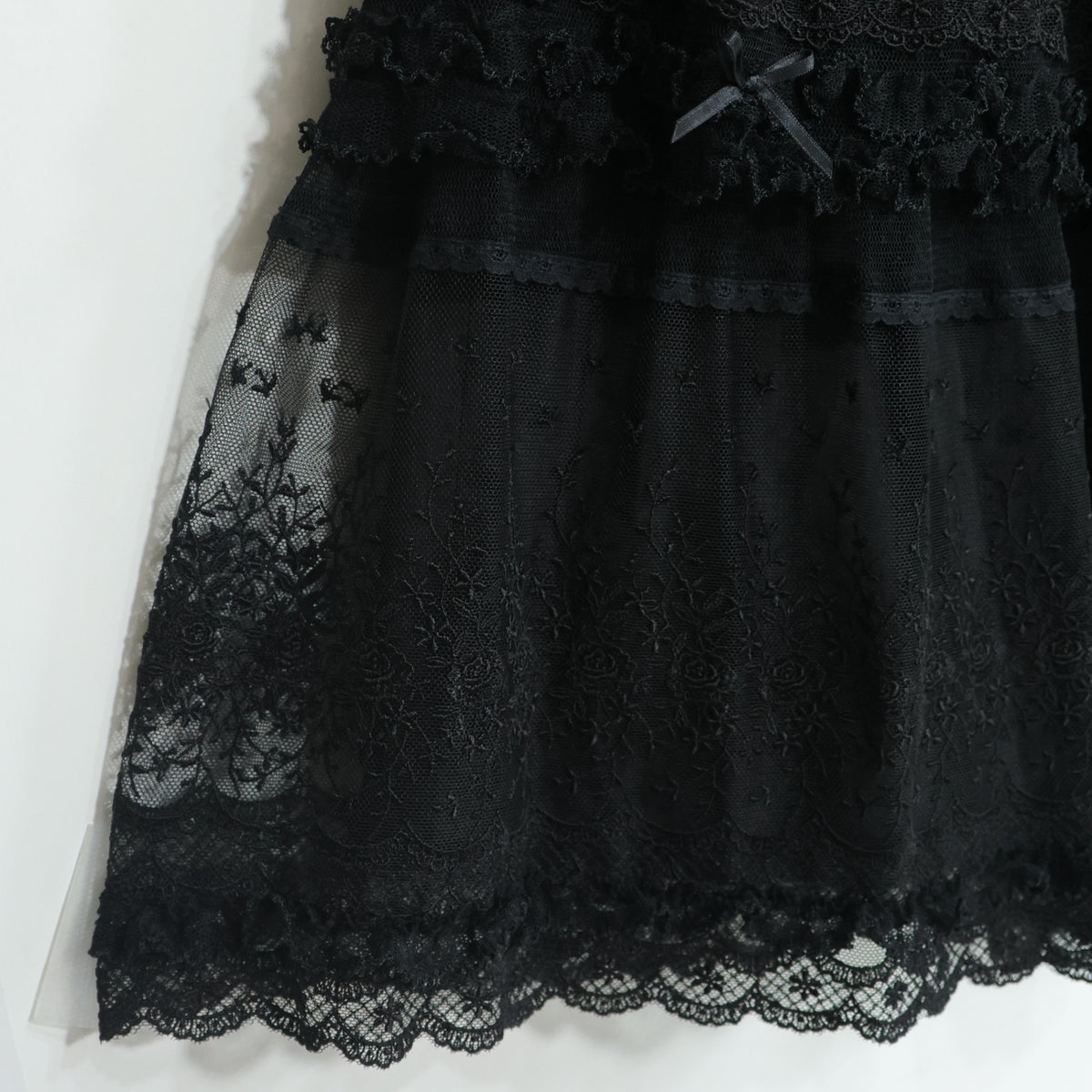 【極美品】ピンクハウス★豪華！ドットチュールレースのかぶせ段々フリル♪ギャザースカート 黒系 2025年 サテンのミニリボン♪z22503