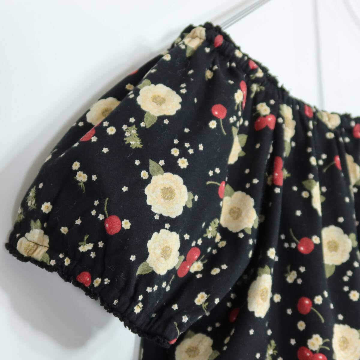 【美品】ピンクハウス★舞い散るチェリーとお花pt♪ 半袖カットソー&ギャザースカート 上下2点 黒系 ＊ z20203