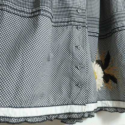 ワンダフルワールド カネコイサオ★可愛い！ひなぎく刺繍&ギンガム♪前開きローンスカート 黒系 ボリュームギャザー♪z18607
