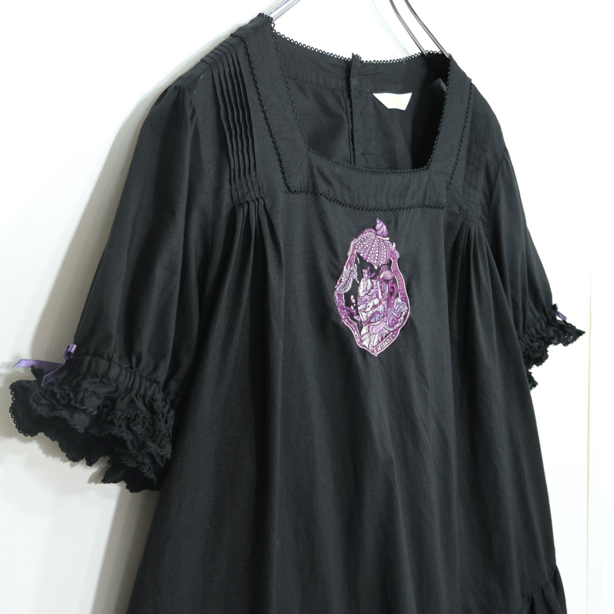 【美品】ピンクハウス★ワンダー・ザ・シー柄♪刺しゅうのミニワンピース 黒系 サテンリボン&フリル♪2024年 z22287
