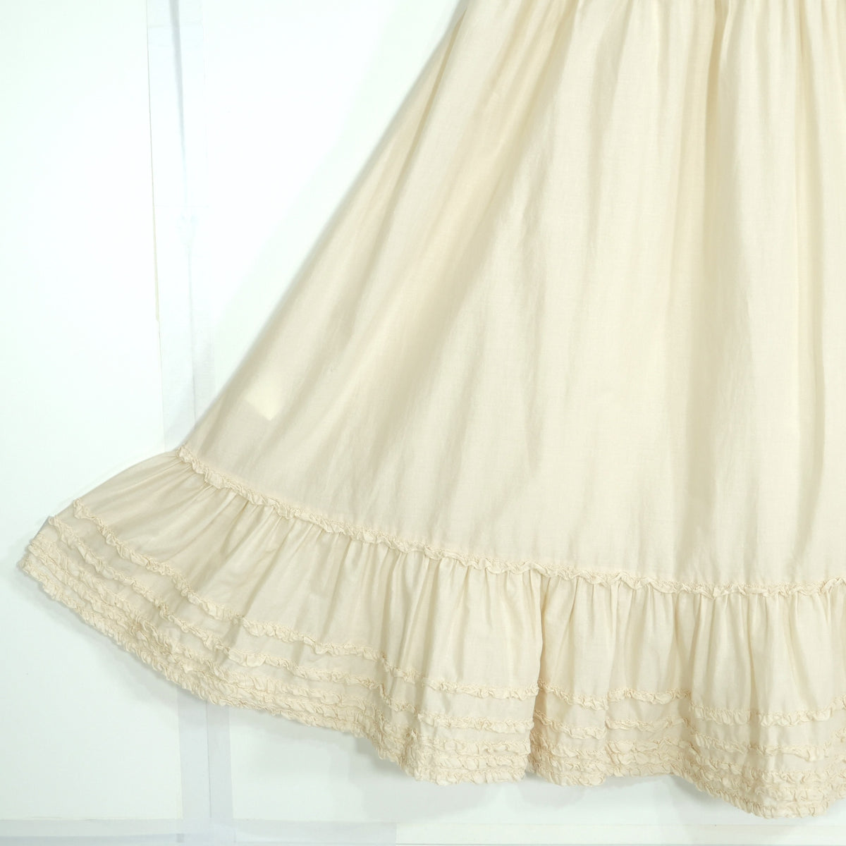 【極美品】ピンクハウス★ふんわりローンティアードスカート エクリュ系 裾段々フリル♪無地 薄手 z22706