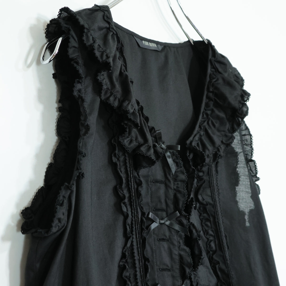【美品】ピンクハウス★サテンリボンいっぱい♪ノースリーブローンブラウス 黒系 前開き 2023年製！薄手 z22173