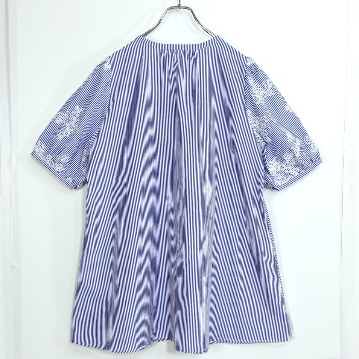 ローズティアラ★さわやか♪チュニックブラウス 大きいサイズ46 ブルー系  白の刺繍飾り♪薄手 z22958