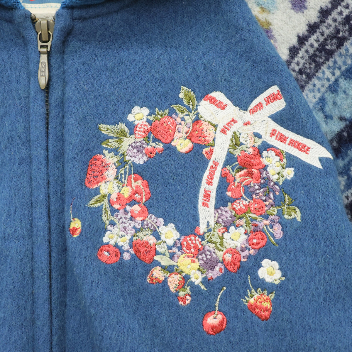 ピンクハウス★いちごリース刺繍♪ノルディック柄フード付ジャケット 切替袖 サイズM 青系 裏ボア♪厚手 z23353