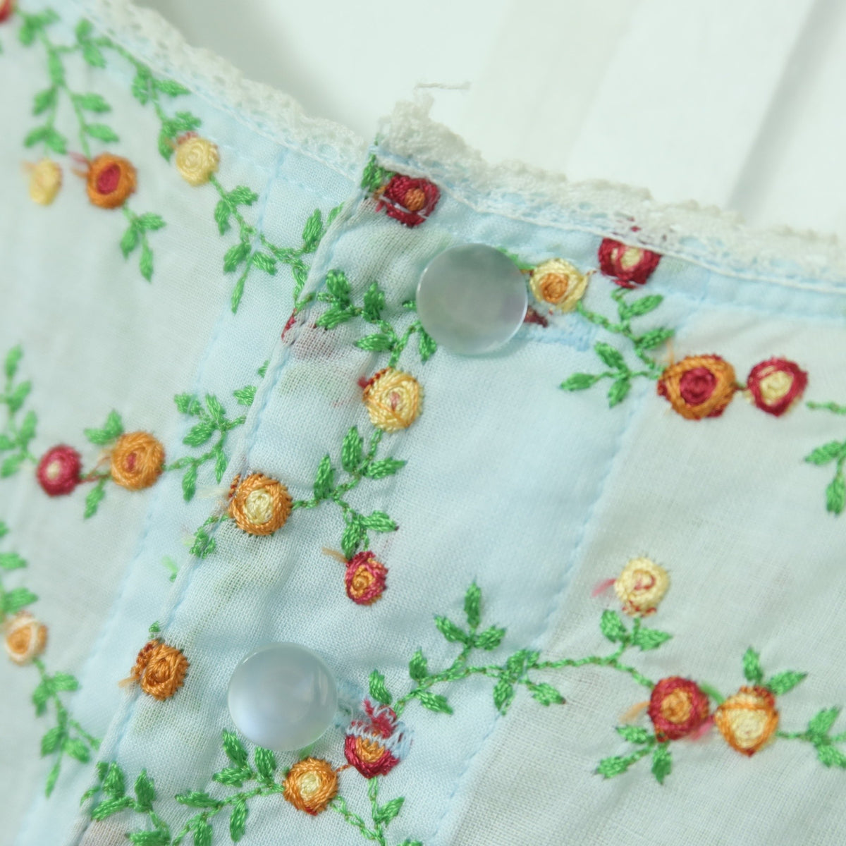 ピンクハウス★お花の刺繍♪裾スカラップブラウス 水色系 ふんわりフォルム♪身幅お直し有 薄手 z19934