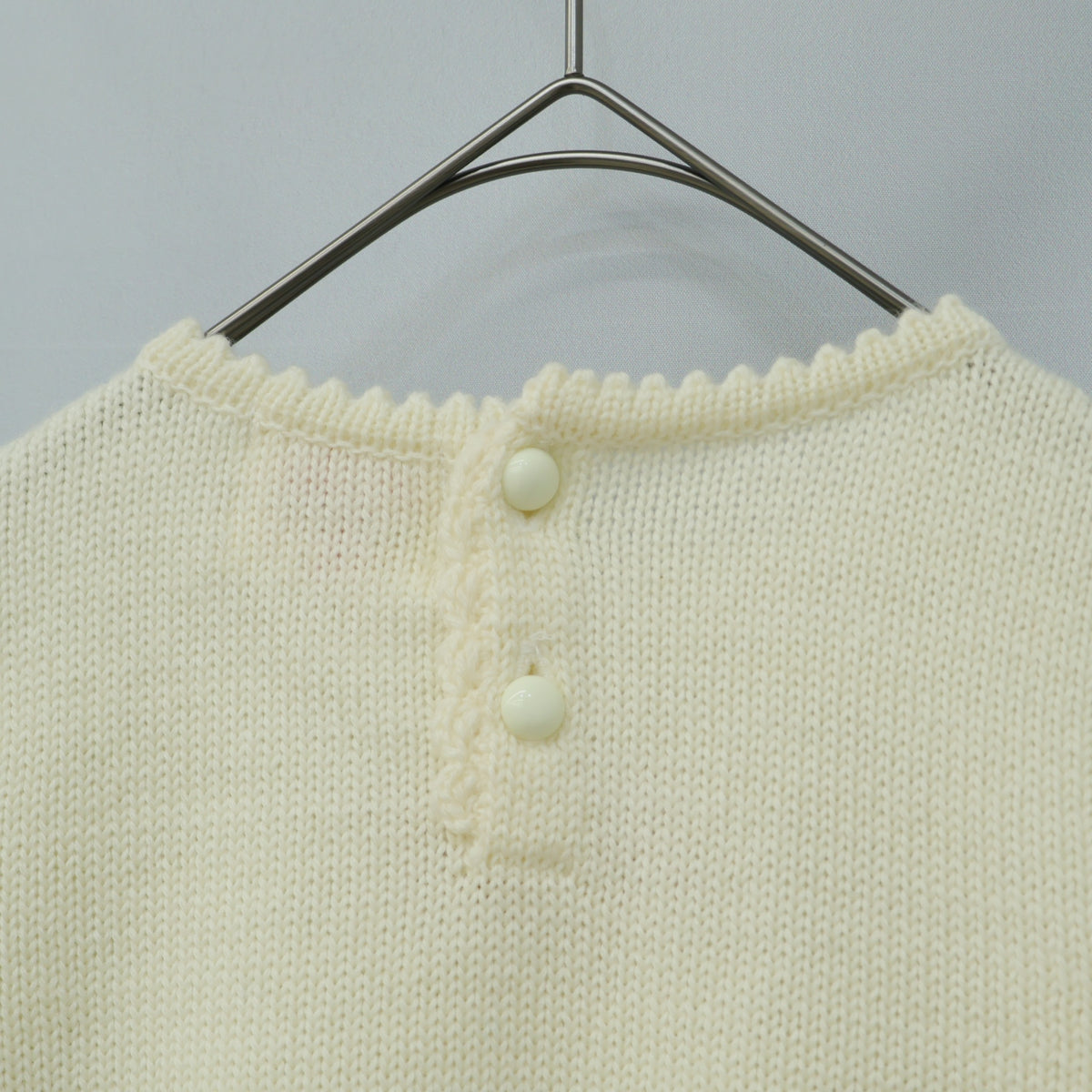 【美品】メゾピアノ★立体モチーフ♪フリル使いニットセーター アイボリー系 サイズM あったかウール100♪z23412