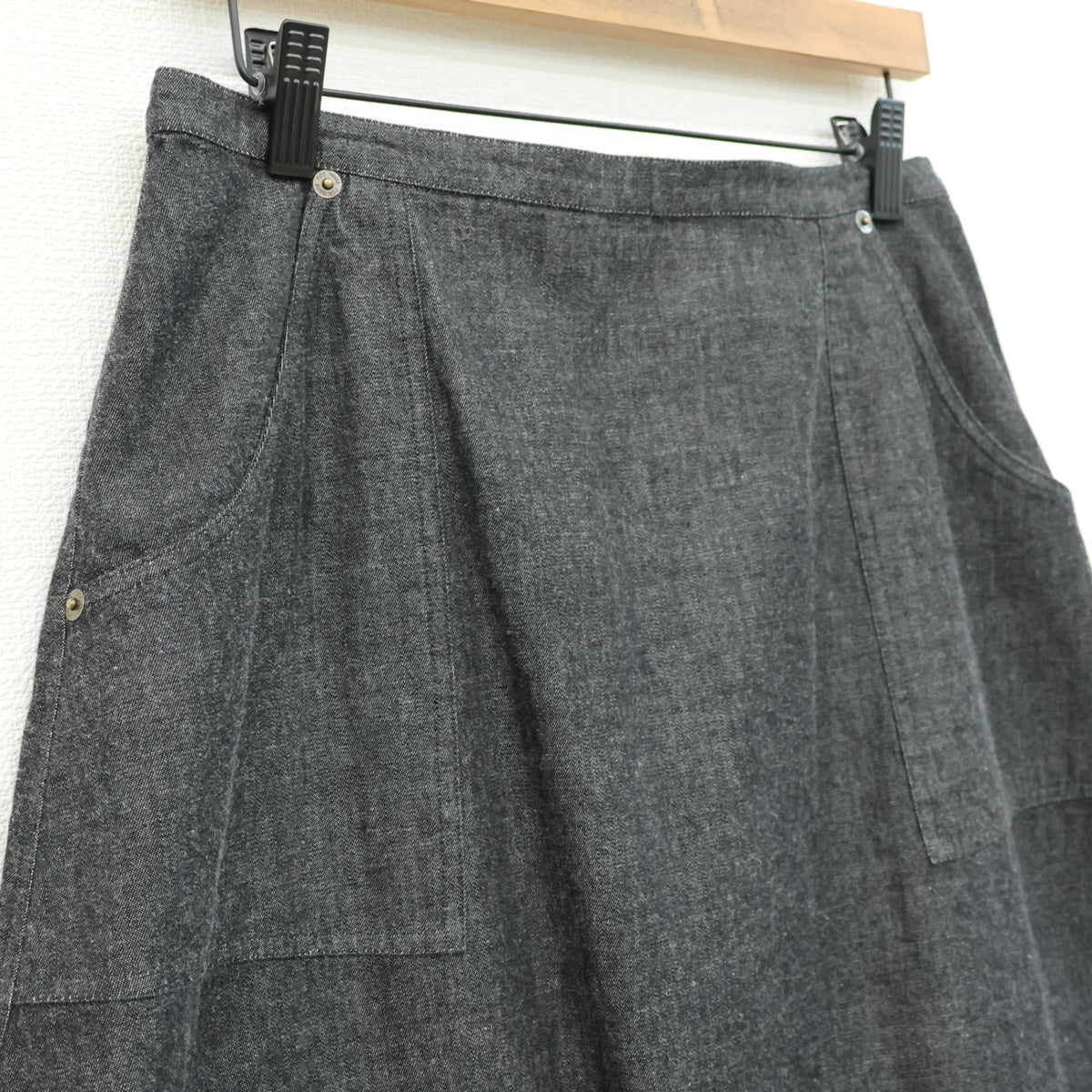 【美品】ピンクハウス★バスケットうさぎ刺繍♪デニムのエプロンスカート チャコール系 無地 z23568