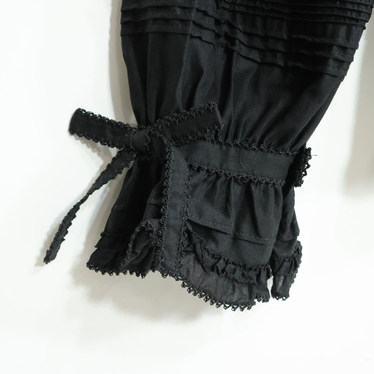 【極美品】ピンクハウス★花びらフリル&リボン♪フード付きローンブラウス 黒系 前開き 無地 z22709