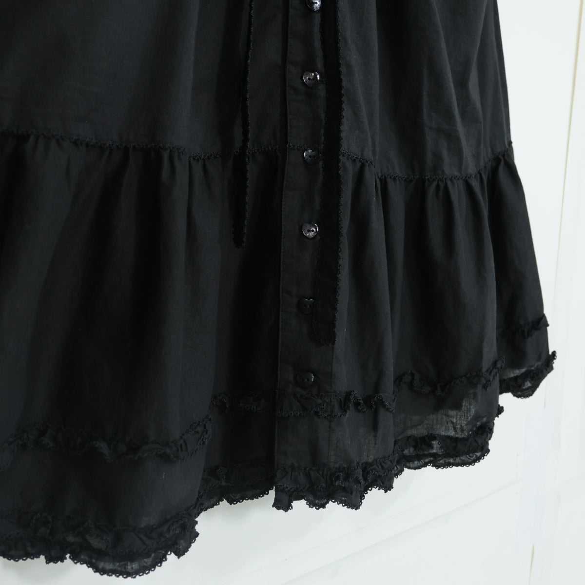 【美品】ピンクハウス★ワンダー・ザ・シー柄♪刺しゅうのミニワンピース 黒系 サテンリボン&フリル♪2024年 z22287
