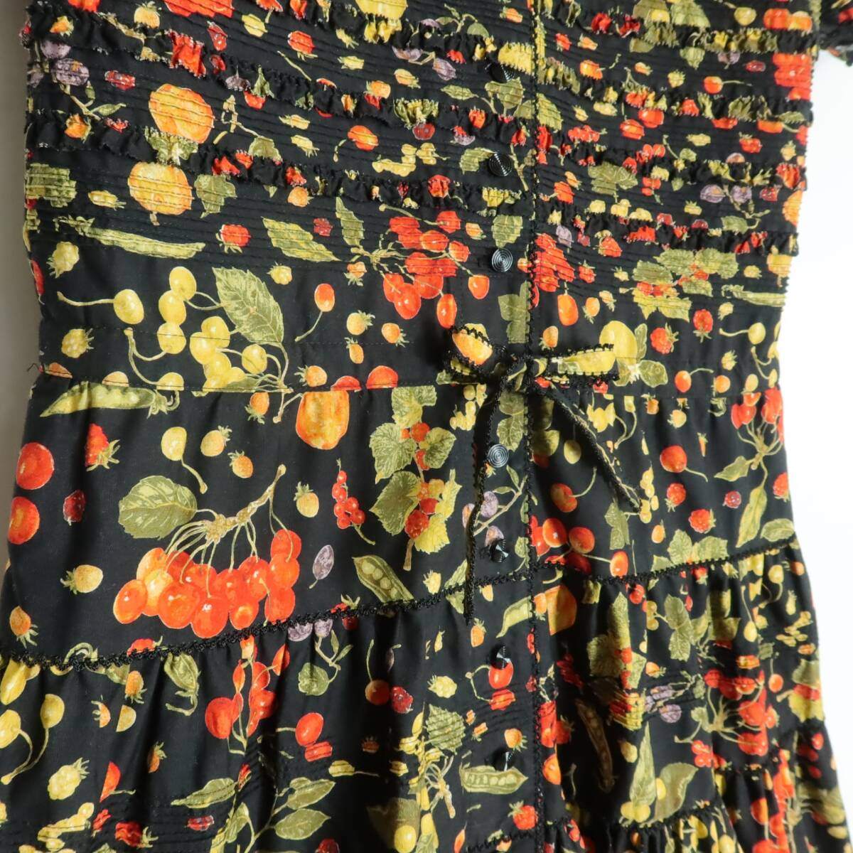 【美品】ワンダフルワールド カネコイサオ★チェリー&ベリーpt♪半袖ワンピース 前開き 黒系 段々フリル♪薄手 z19001