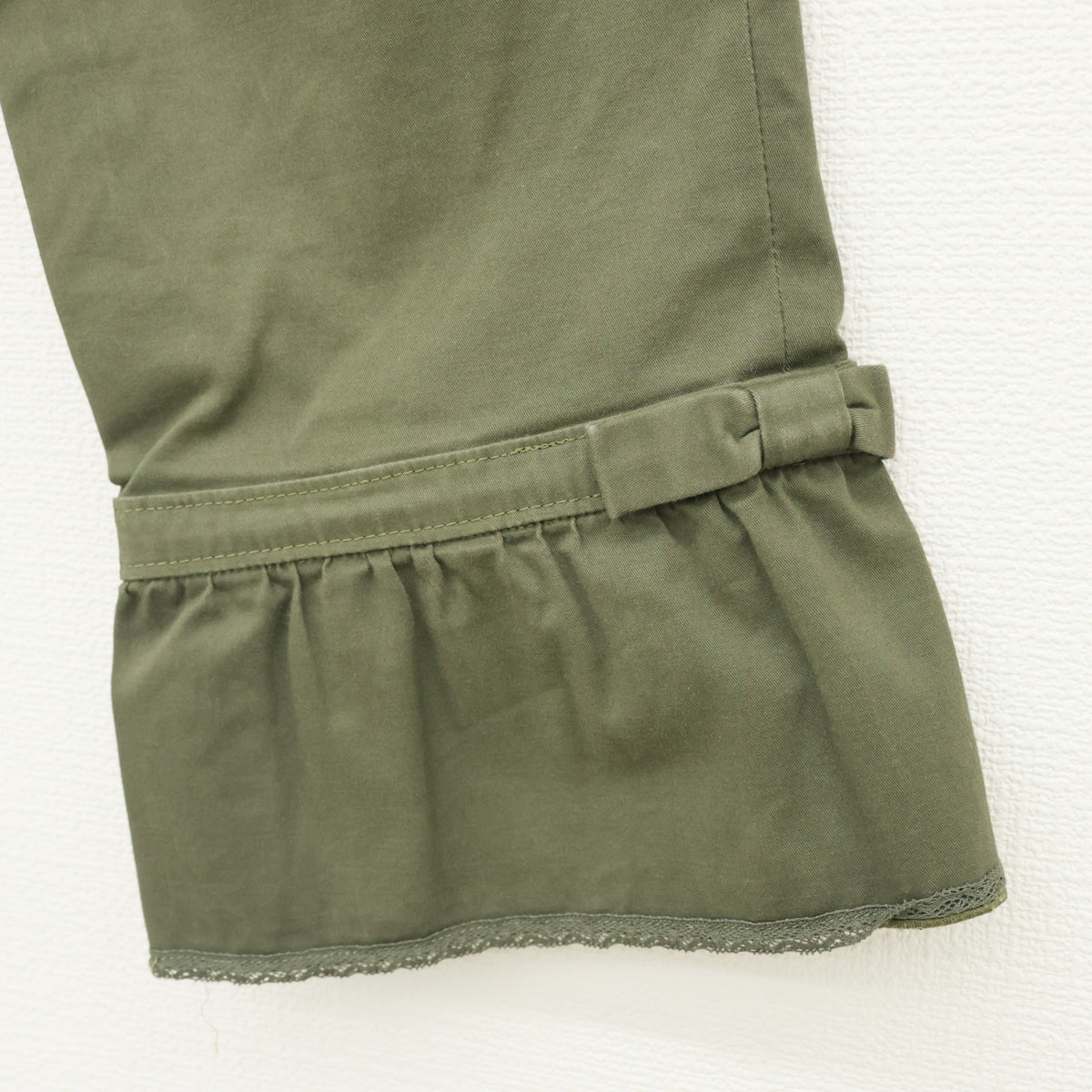 ピンクハウス★裾のレース付きフリルとリボンが大人可愛い♪ クロップドパンツ カーゴパンツ サイズ3(M) カーキグリーン系 z23204