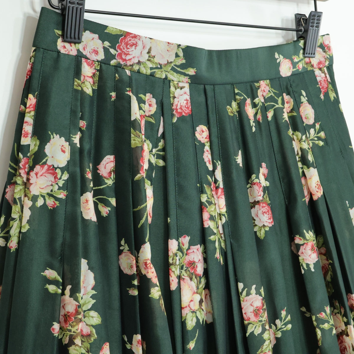 【美品】インゲボルグ★薔薇pt♪タック使いギャザースカート モスグリーン系 光沢あり♪薄手 z21478