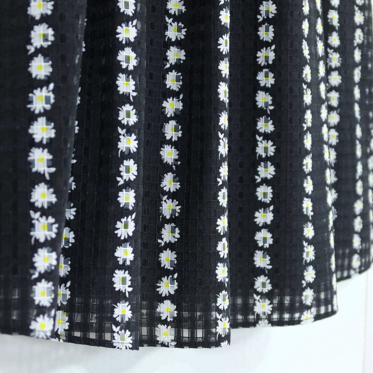 【美品】レリアン★涼しげ♪透け感が美しいメッシュ風スカート 大きいサイズ13+ 黒系 花柄 薄手 z20953