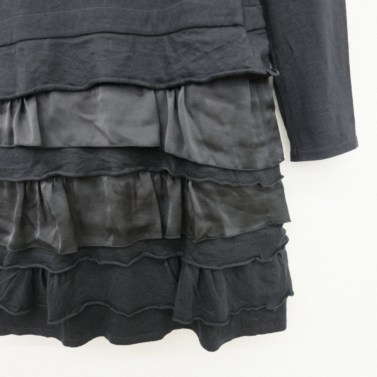 【美品】ボンサンス★アシンメトリーの段々裾が可愛い♪ ハイネック 長袖ワンピース サイズ38 黒系 z23392