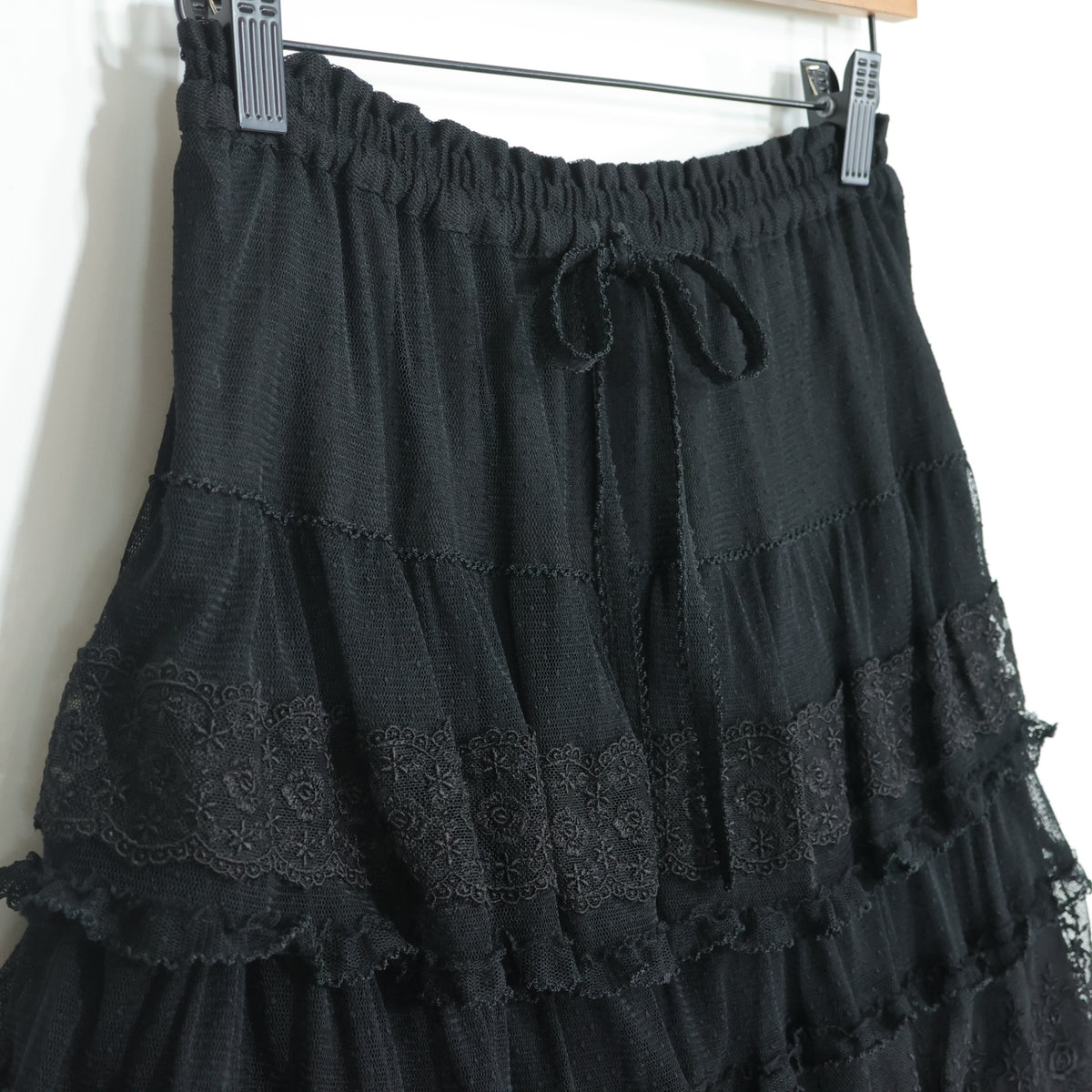 【極美品】ピンクハウス★豪華！ドットチュールレースのかぶせ段々フリル♪ギャザースカート 黒系 2025年 サテンのミニリボン♪z22503