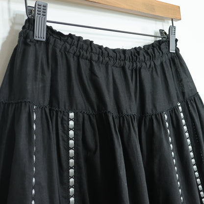 【極美品】ピンクハウス★配色リボンデコレーション♪ローンギャザースカート 黒系 前開き 裾かぶせ段々♪2024年 z22694