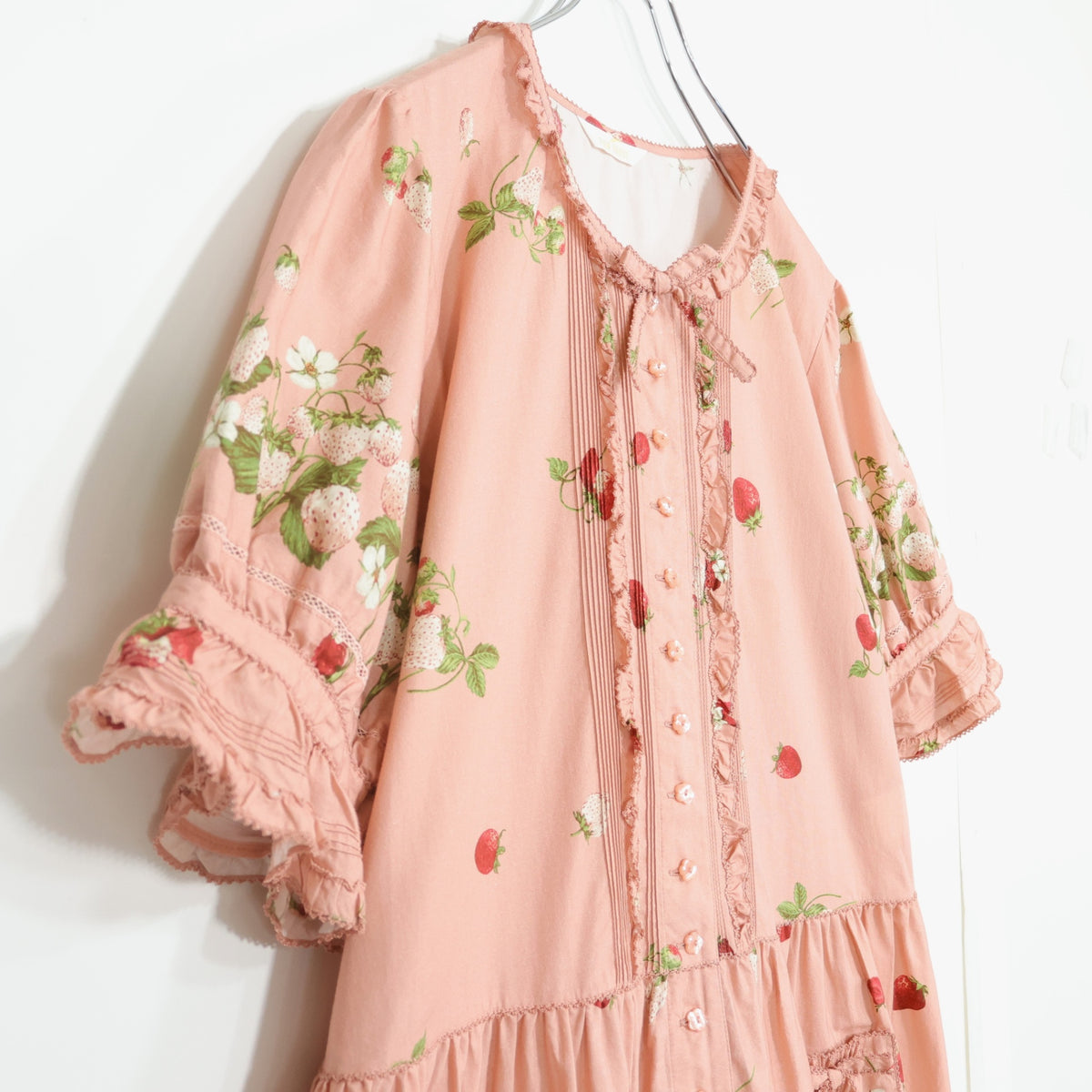 【極美品】ピンクハウス★いちごpt♪ふんわり半袖ワンピース ピンク系 前開き はしごレースも♪2025年製 z22281