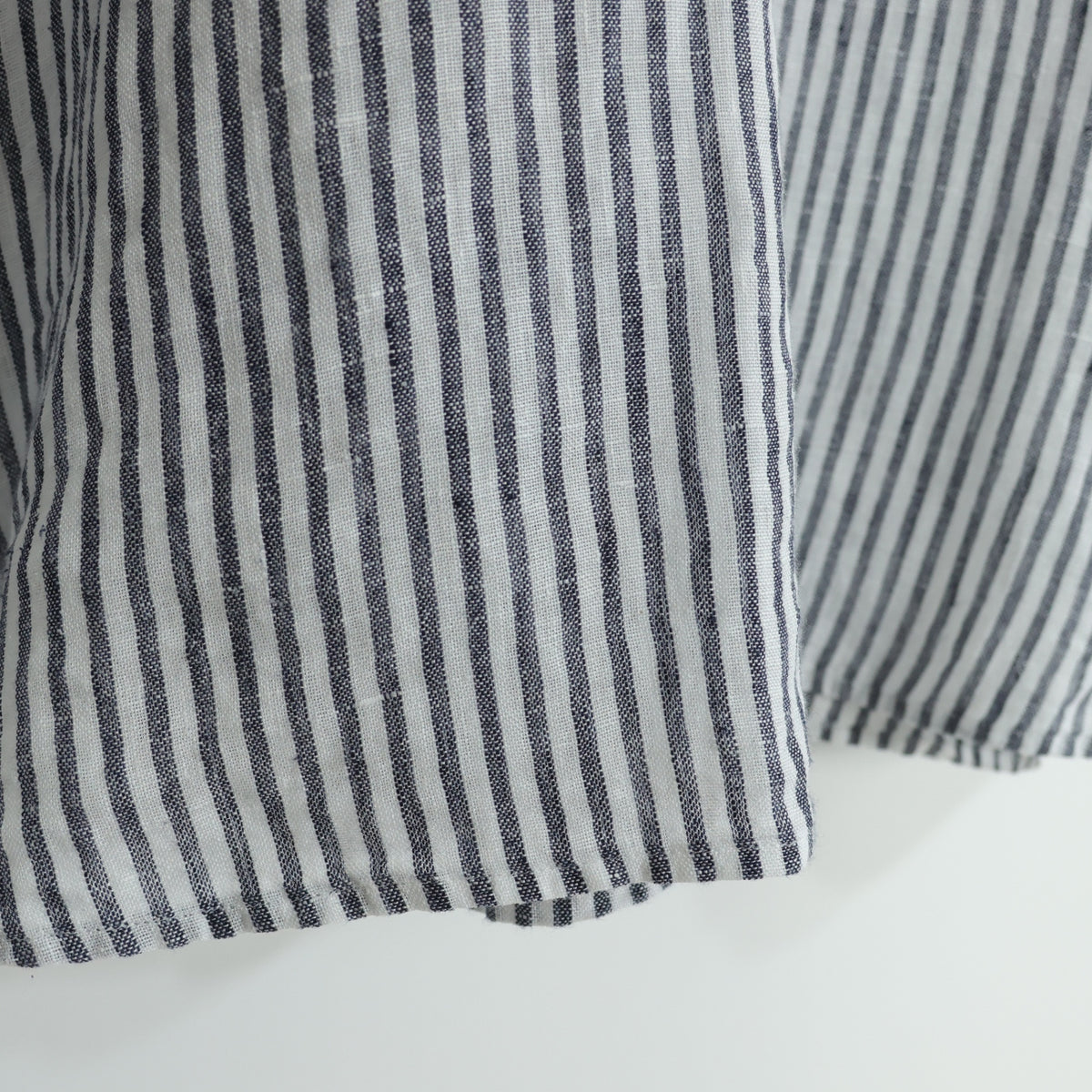 【美品】23区★麻100％♪半袖オーバーブラウス シャツ 大きいサイズ44 白×グレー系 ストライプ柄 薄手 z22955