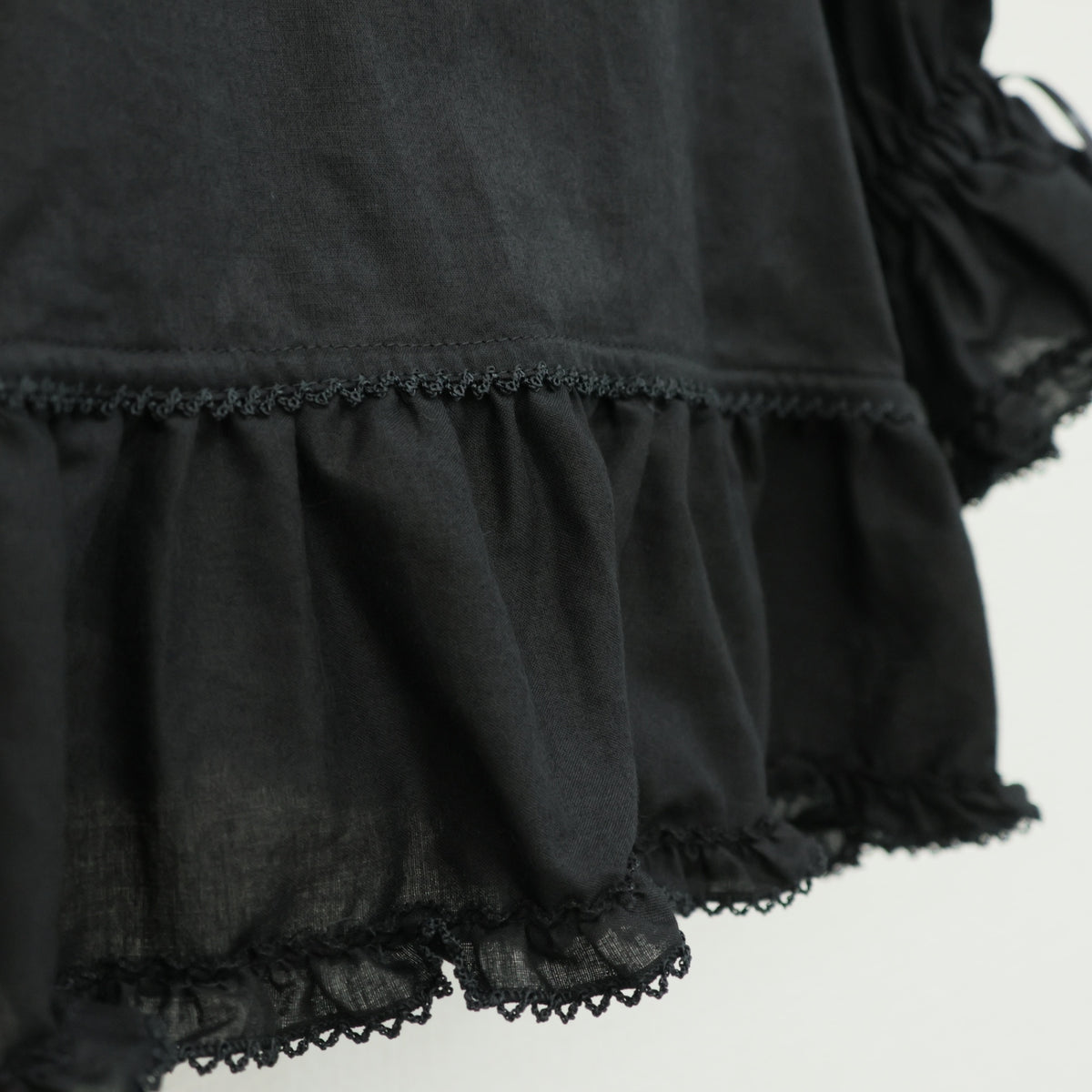 【美品】ピンクハウス★たっぷりフリル♪キュートな半袖ローンブラウス ボレロ風 黒系 2023年製 無地 z23576