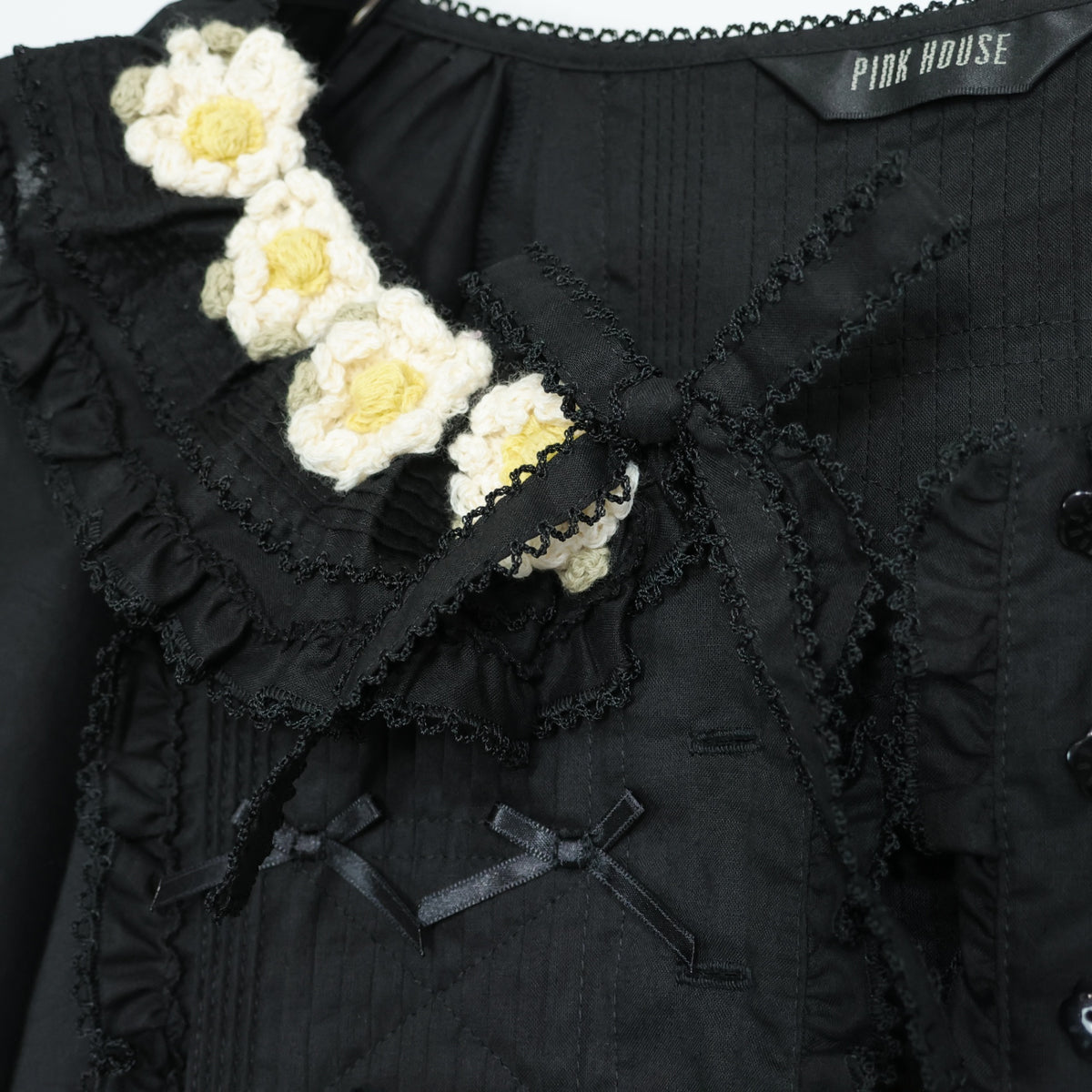 【美品】ピンクハウス★お花のモチーフ♪ふんわりローンブラウス 黒系 前開き サテンリボンも♪無地 z22169