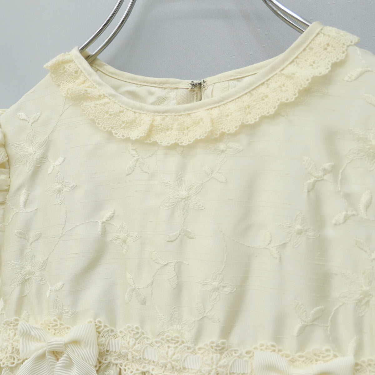 シャーリーテンプル★お姫さまドレス♪長袖ワンピース キッズサイズ110 シャンパンベージュ系 刺しゅう&リボン z23438