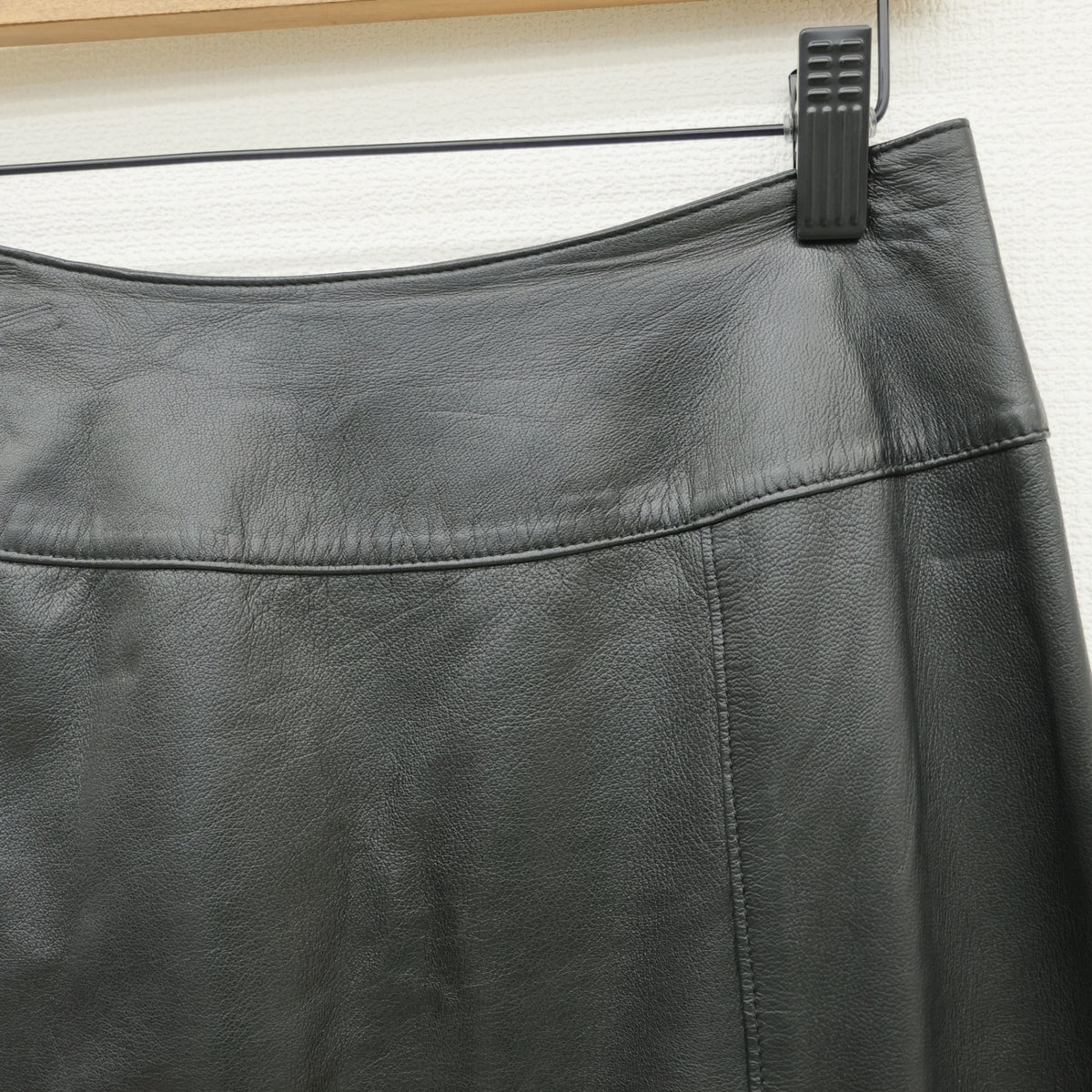インゲボルグ★モードでかっこいい♪リアルレザー 羊革 ロゴ刺しゅう入り ロングスカート サイズM 黒系 z23278