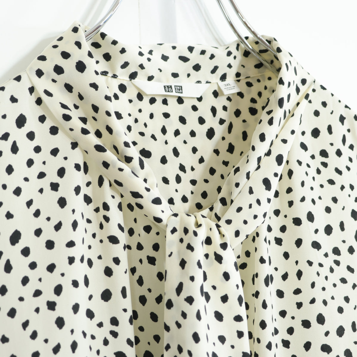 【新品タグ付】ユニクロ★パンサー♪ボウタイブラウス ノースリーブ 大きいサイズ3XL オフ白系 前開き 薄手 z22856