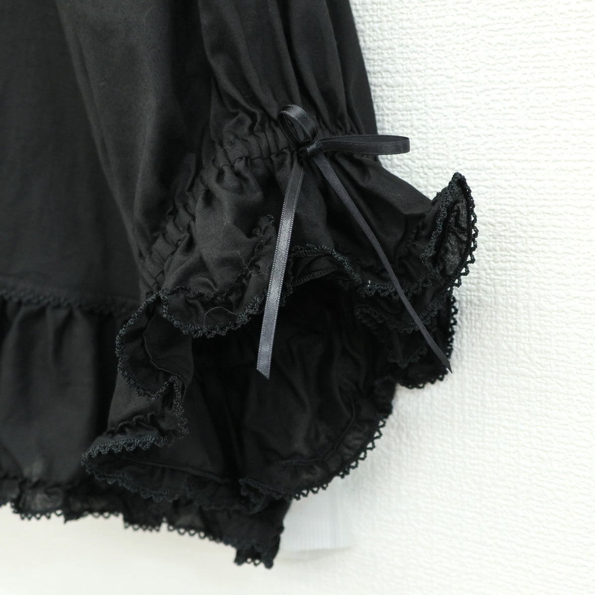 【美品】ピンクハウス★たっぷりフリル♪キュートな半袖ローンブラウス ボレロ風 黒系 2023年製 無地 z23576