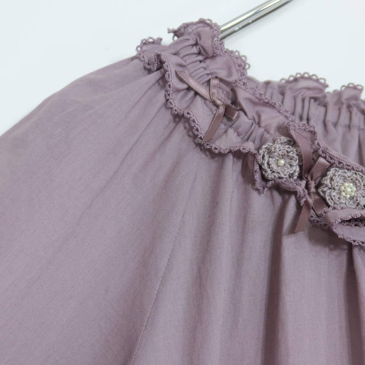ピンクハウス★お花のモチーフ♪ローンブラウス ラベンダー系 ふんわりフォルム♪パール&サテンのミニリボン♪無地 z20281