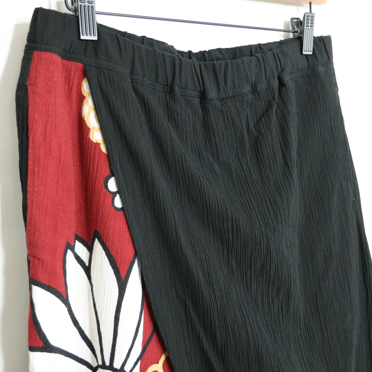 【美品】SOUSOU ソウソウ★高島縮 手柄寛衣下 片身替わり 金襴緞子 濡羽色 サイズM イージーパンツ 黒系 z22717