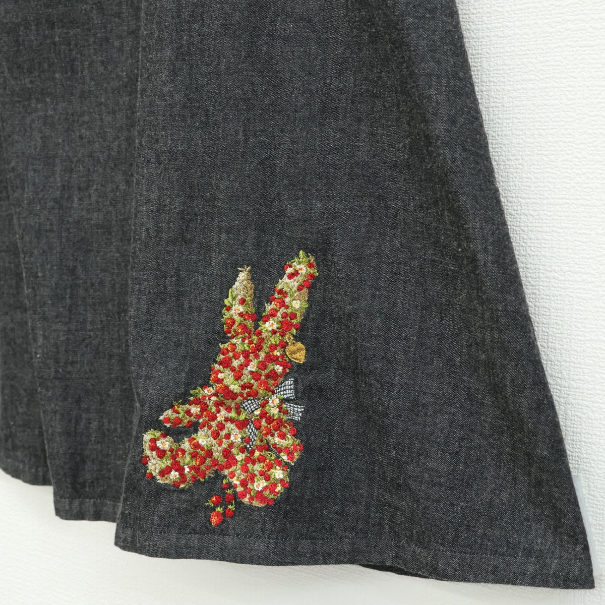 【美品】ピンクハウス★バスケットうさぎ刺繍♪デニムのエプロンスカート チャコール系 無地 z23568