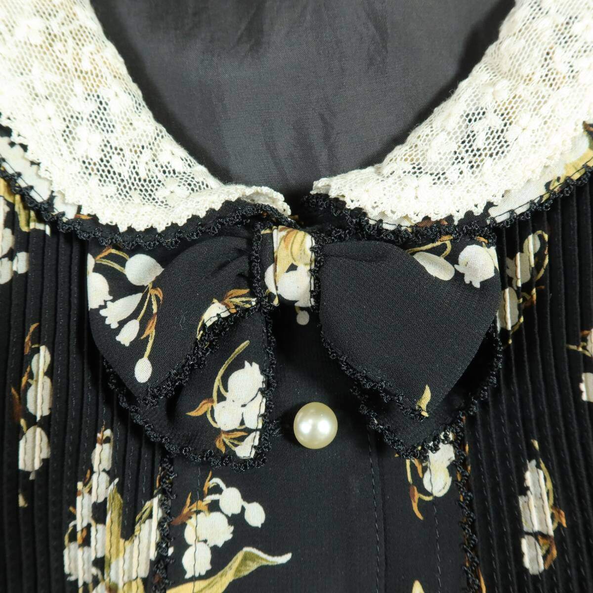 【美品】カネコイサオ★可憐なすずらん柄♪リボン付きワンピース 黒系 ゆったりフォルム♪パールビーズ＆ピコレース♪z14336