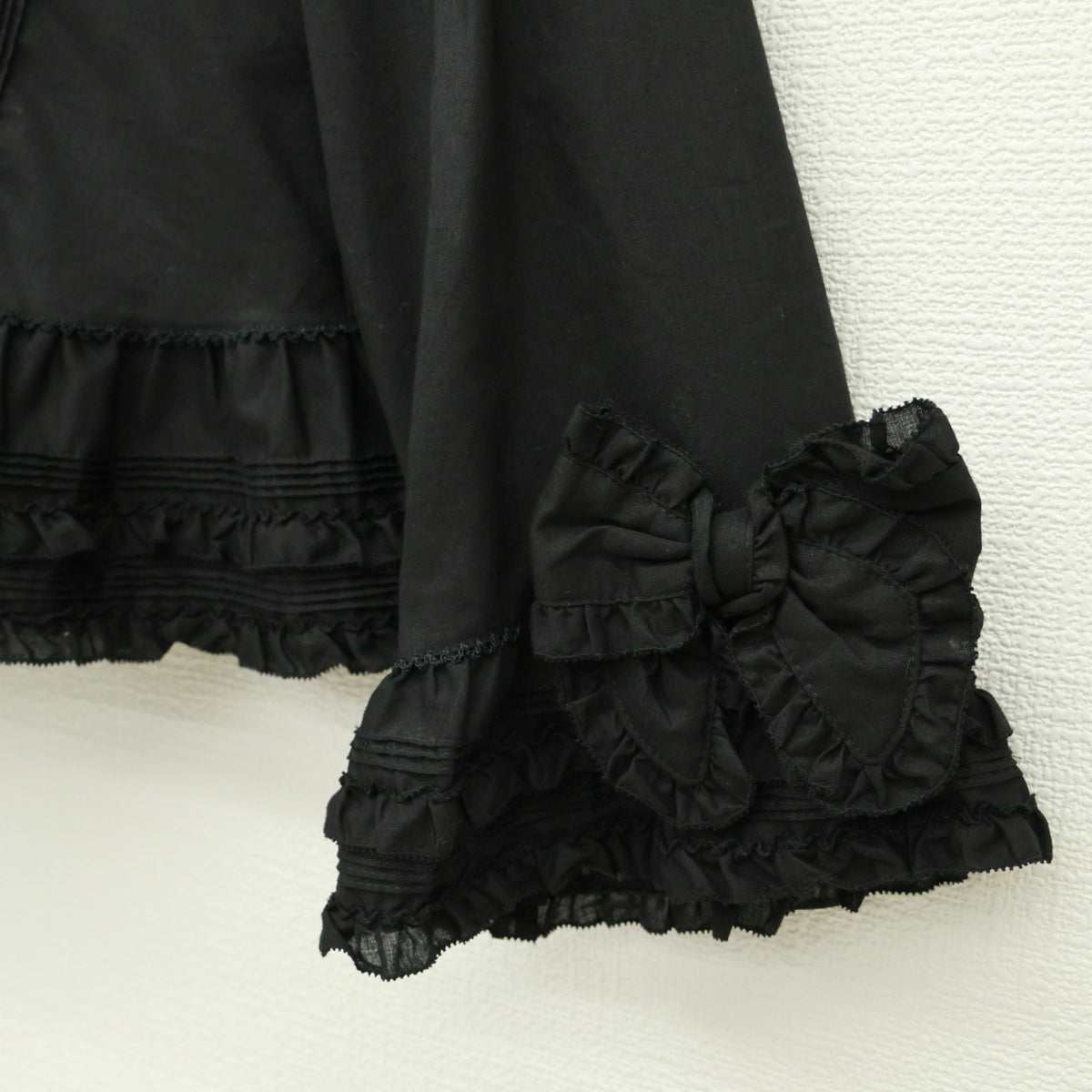 【極美品】ピンクハウス★たっぷりフリル&リボン使い♪長袖ローンブラウス 黒系 無地 薄手 z23293