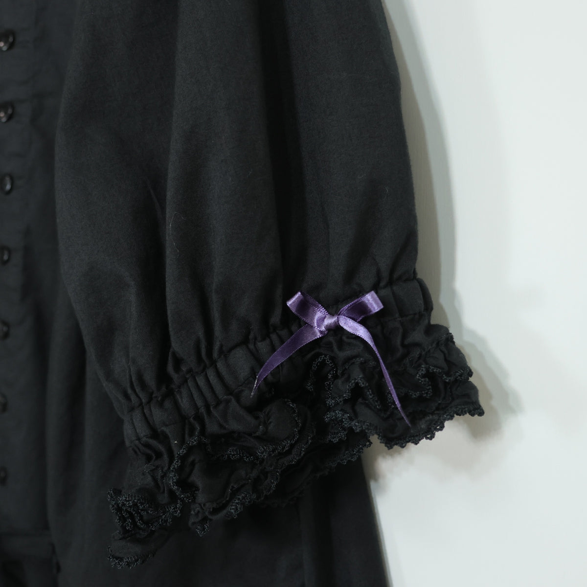 【美品】ピンクハウス★ワンダー・ザ・シー柄♪刺しゅうのミニワンピース 黒系 サテンリボン&フリル♪2024年 z22287