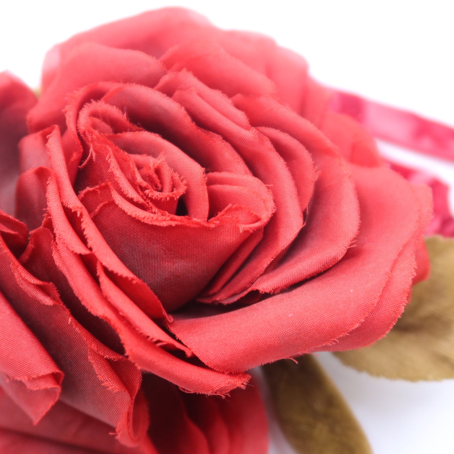 ピンクハウス系？★可憐で美しい♪ 鮮やかな薔薇コサージュ ベロアリボンがアクセント 赤系 ko093