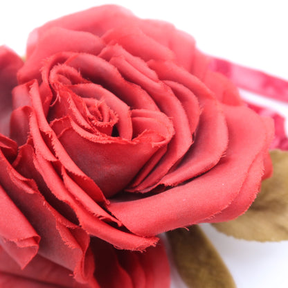 ピンクハウス系？★可憐で美しい♪ 鮮やかな薔薇コサージュ ベロアリボンがアクセント 赤系 ko093