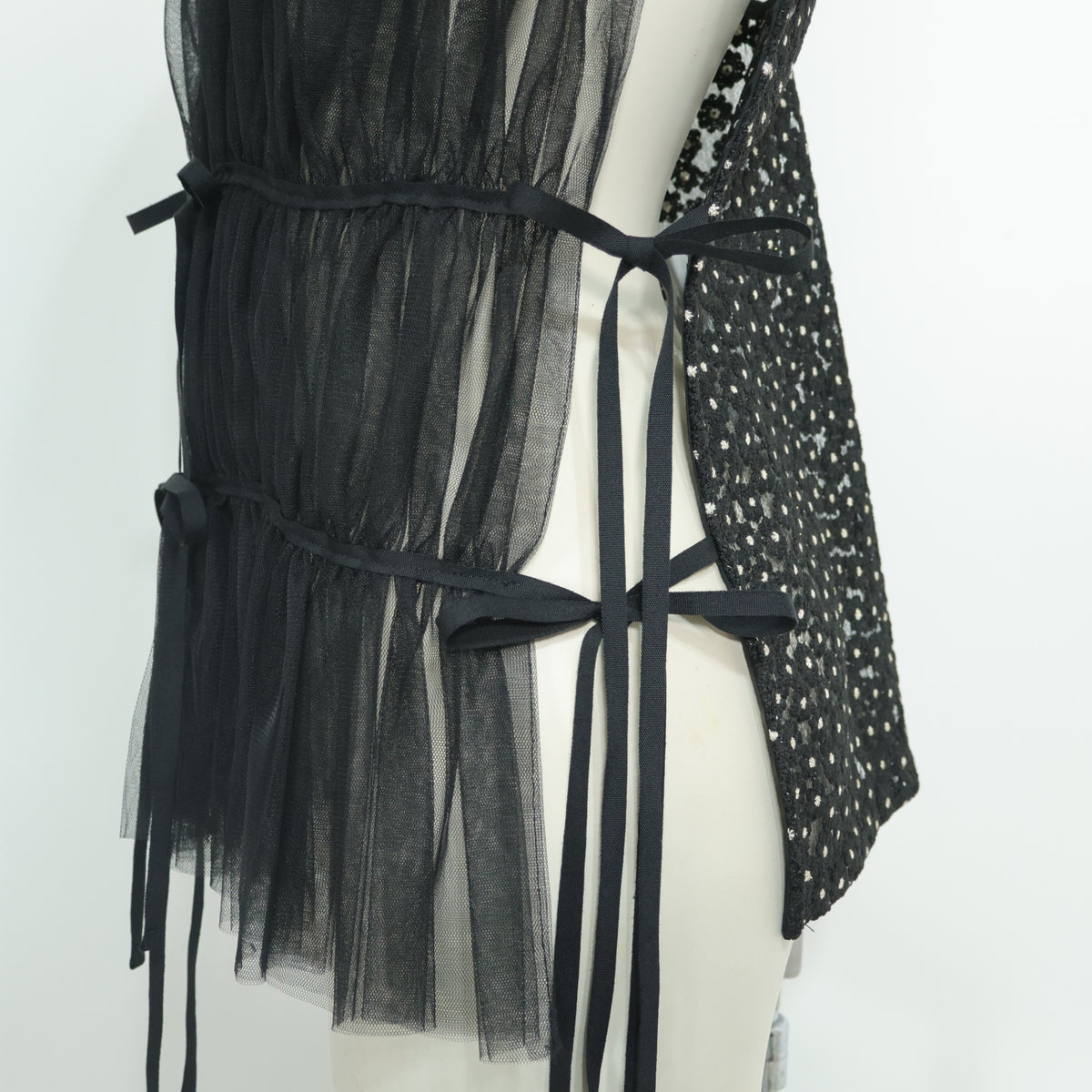 【美品】ヒロミシスル HiROMITHiSTLE★チュールレース♪ベスト はおりもの サイズF 黒系 お花モチーフ♪z22358