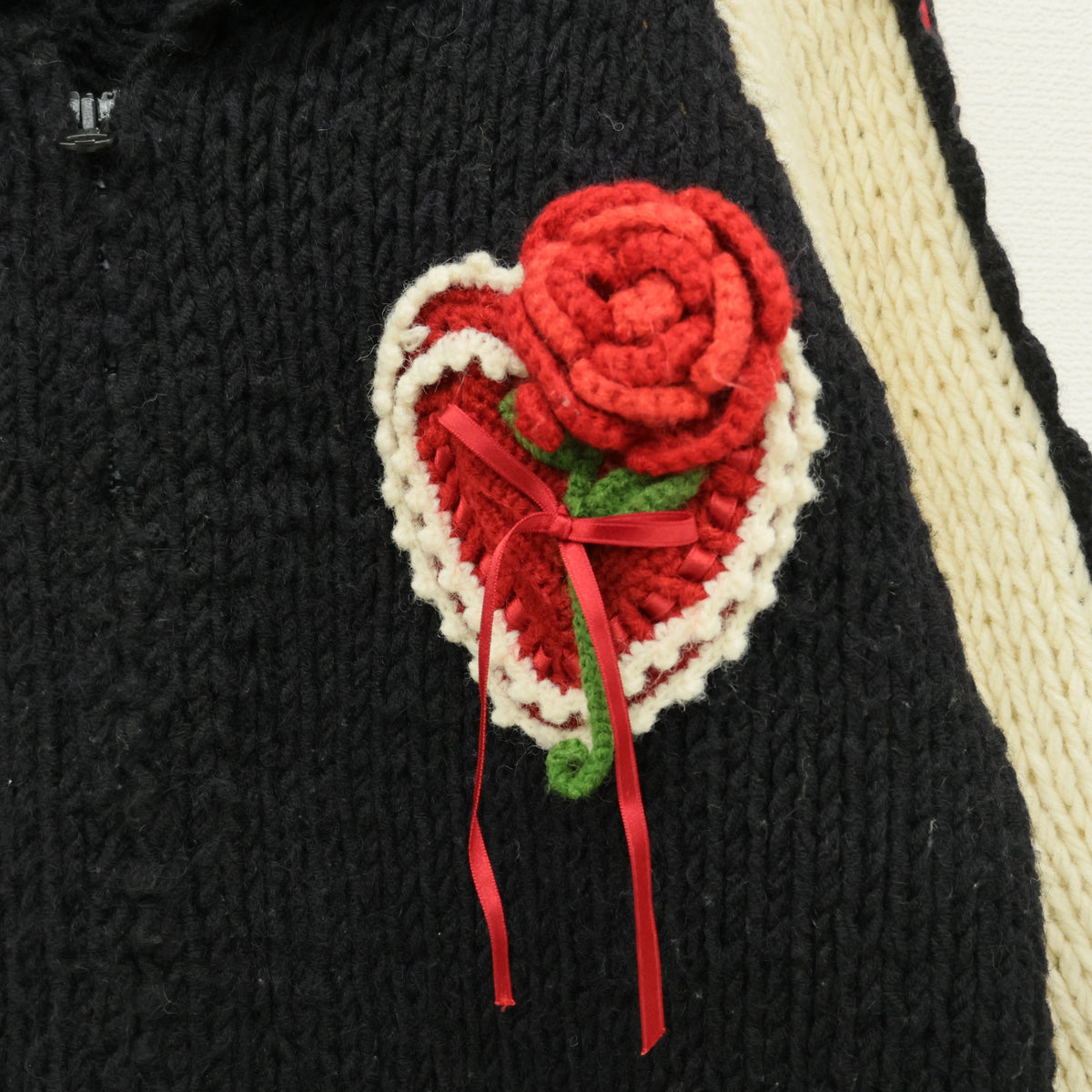 ピンクハウス★ゼッケン&薔薇モチーフ♪ニットのジップアップブルゾン 黒系 はしごレース&サテンリボンも♪厚手 z23174