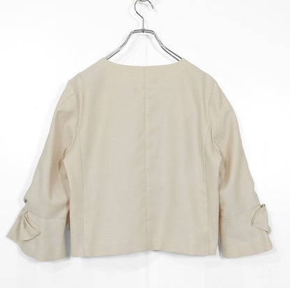 【美品】ローズティアラ★リボンモチーフ♪ノーカラージャケット サイズ40 ベージュ系 薄手 無地 z22731