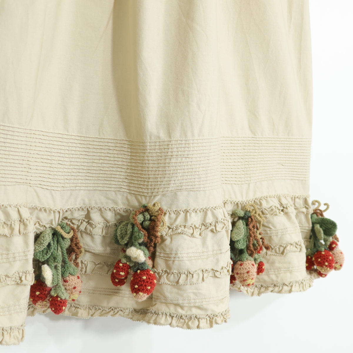 【美品】ワンダフルワールド★いちごモチーフが可愛い♪ピンタック ピコフリル ノースリーブブラウス ベージュ系 z22652