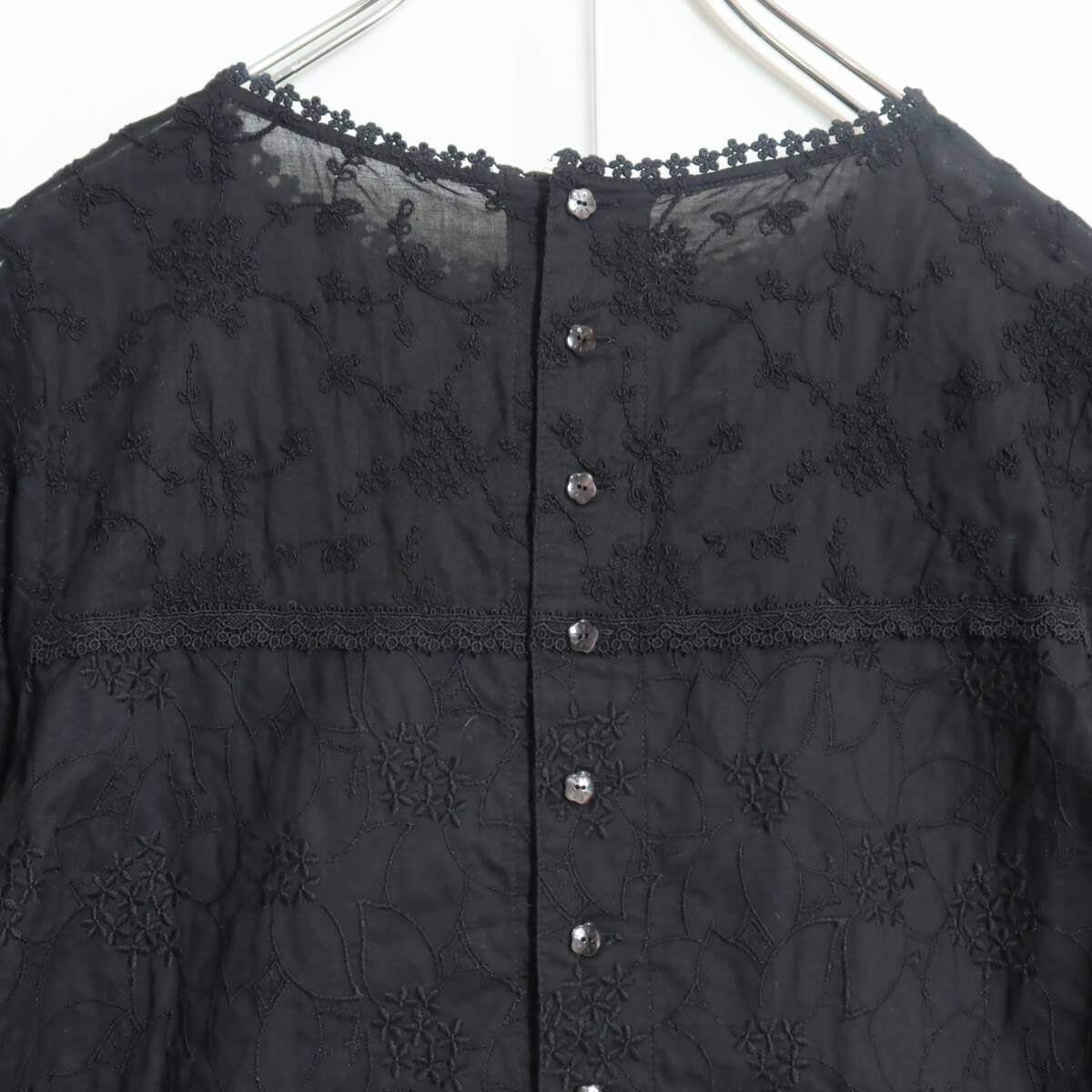 【美品】ピンクハウス★繊細花刺しゅう＆レース♪七分袖カットソー 黒系 美しいレース使い 異素材ミックス z14521