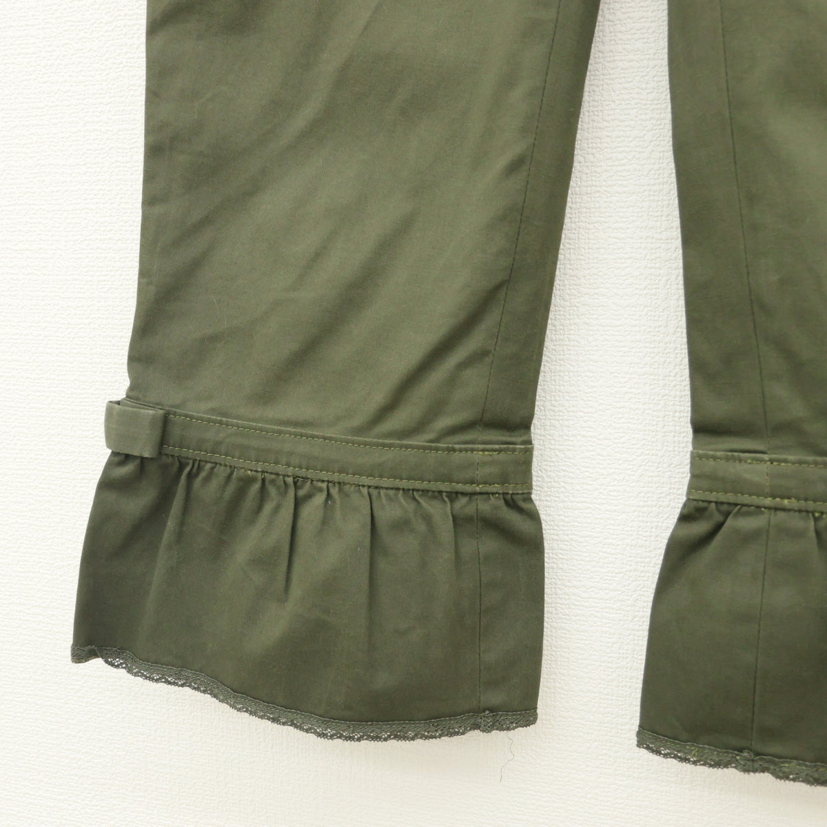ピンクハウス★裾のレース付きフリルとリボンが大人可愛い♪ クロップドパンツ カーゴパンツ サイズ3(M) カーキグリーン系 z23204